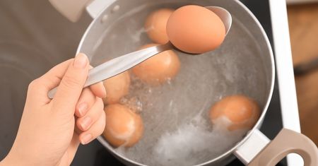 Dodaj odrobinę do wody, w której gotujesz jajka. Nie będą pękać i same wyskoczą ze skorupek