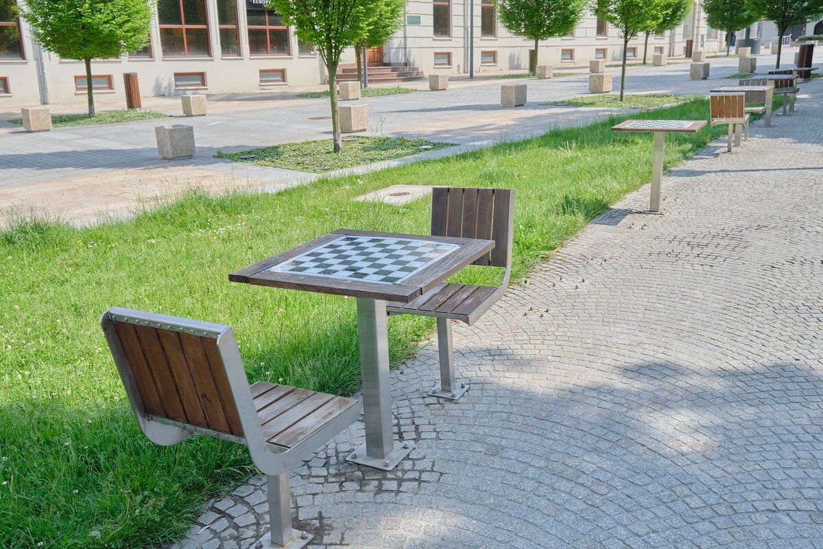 Zniszczone krzesła i stoliki do gry w szachy na placu Litewskim