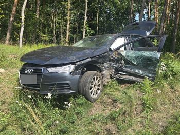 Tragiczny wypadek w powiecie oleśnickim. Nie żyje pasażerka audi