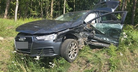 Tragiczny wypadek w powiecie oleśnickim. Nie żyje pasażerka audi