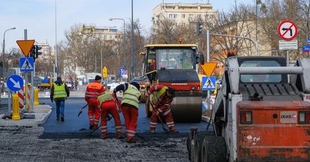 Koronawirus w Warszawie. Ratusz tnie inwestycje i wydatki na remonty