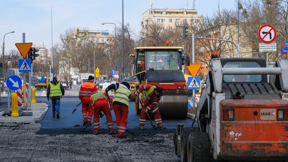 Koronawirus w Warszawie. Ratusz tnie inwestycje i wydatki na remonty
