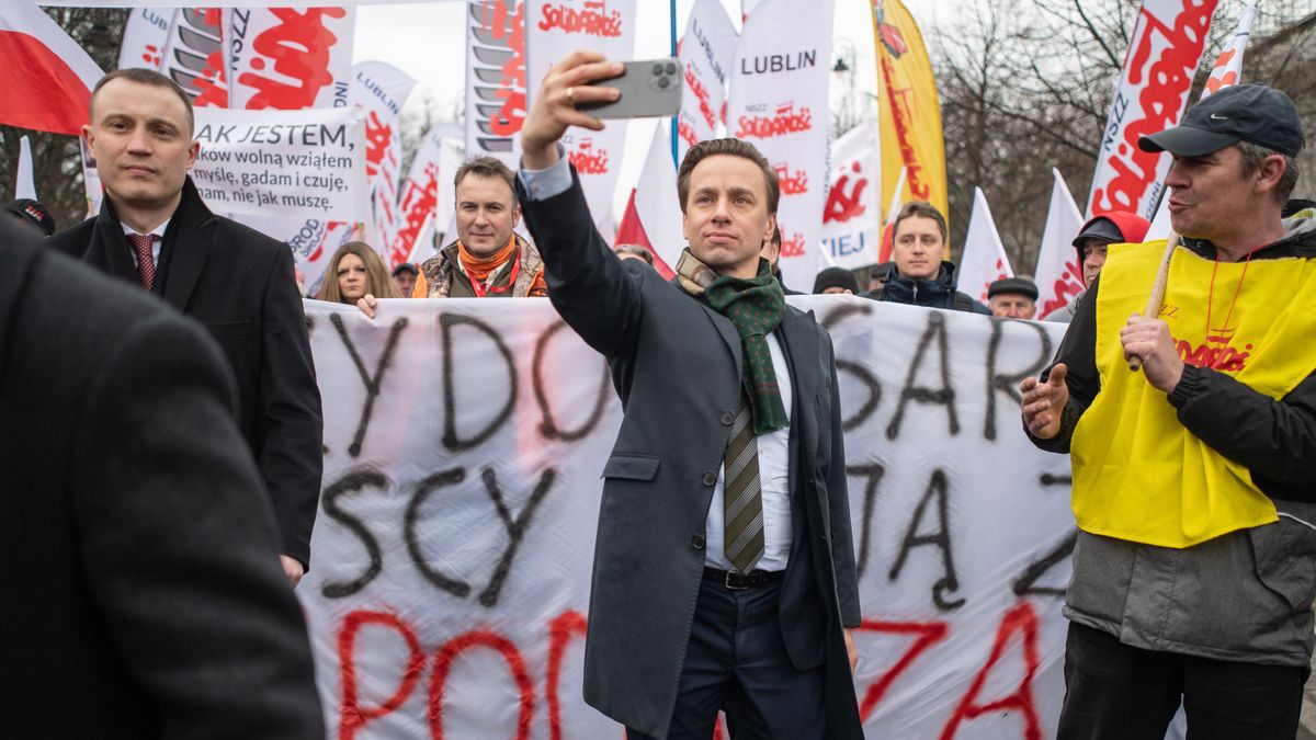 WARSAW, POLAND - 2024/03/06: Deputy Speaker of the Polish Sejm Krzysztof Bosak, takes selfies during the demonstration. Farmers gathered in Warsaw to express their dissatisfaction with the European Union's agricultural policies. They vehemently oppose the European Commission's decision to extend duty-free trade with Ukraine until 2025. Furthermore, they are against the implementation of the EU's Green Deal and the surge of cheap agricultural products from Ukraine. They demand support to strengthen animal husbandry. During the protest, farmers lit flares, ignited bonfires along the streets of Warsaw, and clashed with law enforcement officers. (Photo by Oleg Zaicev/SOPA Images/LightRocket via Getty Images)