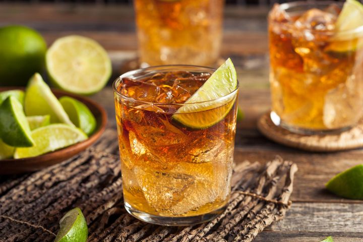 Rum to rodzaj alkoholu, który kojarzy się głównie z marynarzami i – jeśli patrzeć na popkulturę – z piratami