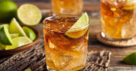 Rum - kalorie, rodzaje, drinki
