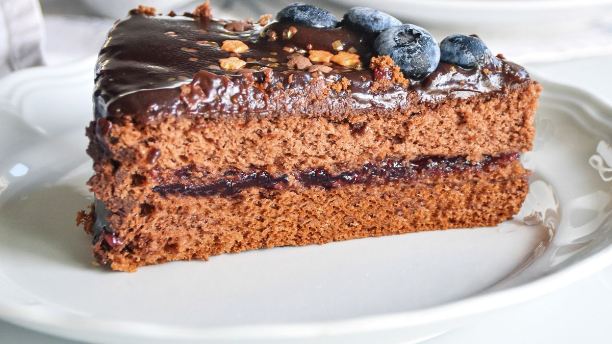 Tort Sachera możesz udekorować według własnego uznania