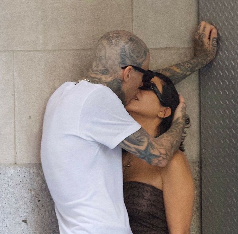 Kourtney Kardashian i Travis Barker obściskują się podczas zakupów