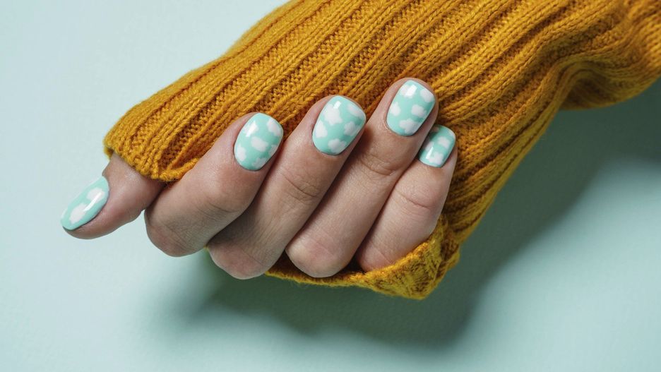 Paznokcie w chmurki to zjawiskowo piękny manicure. Zobacz, jak go wykonać i sprawdź nasze propozycje, którymi się zachwycisz!