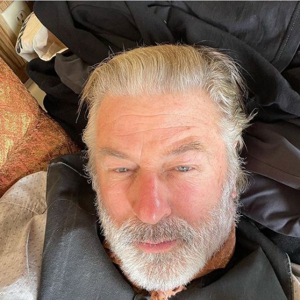 Alec Baldwin próbuje wrócić do normalności po tragicznym wypadku na planie