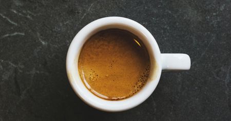 Fakty i mity o przechowywaniu kawy. Czy warto trzymać ją w lodówce?