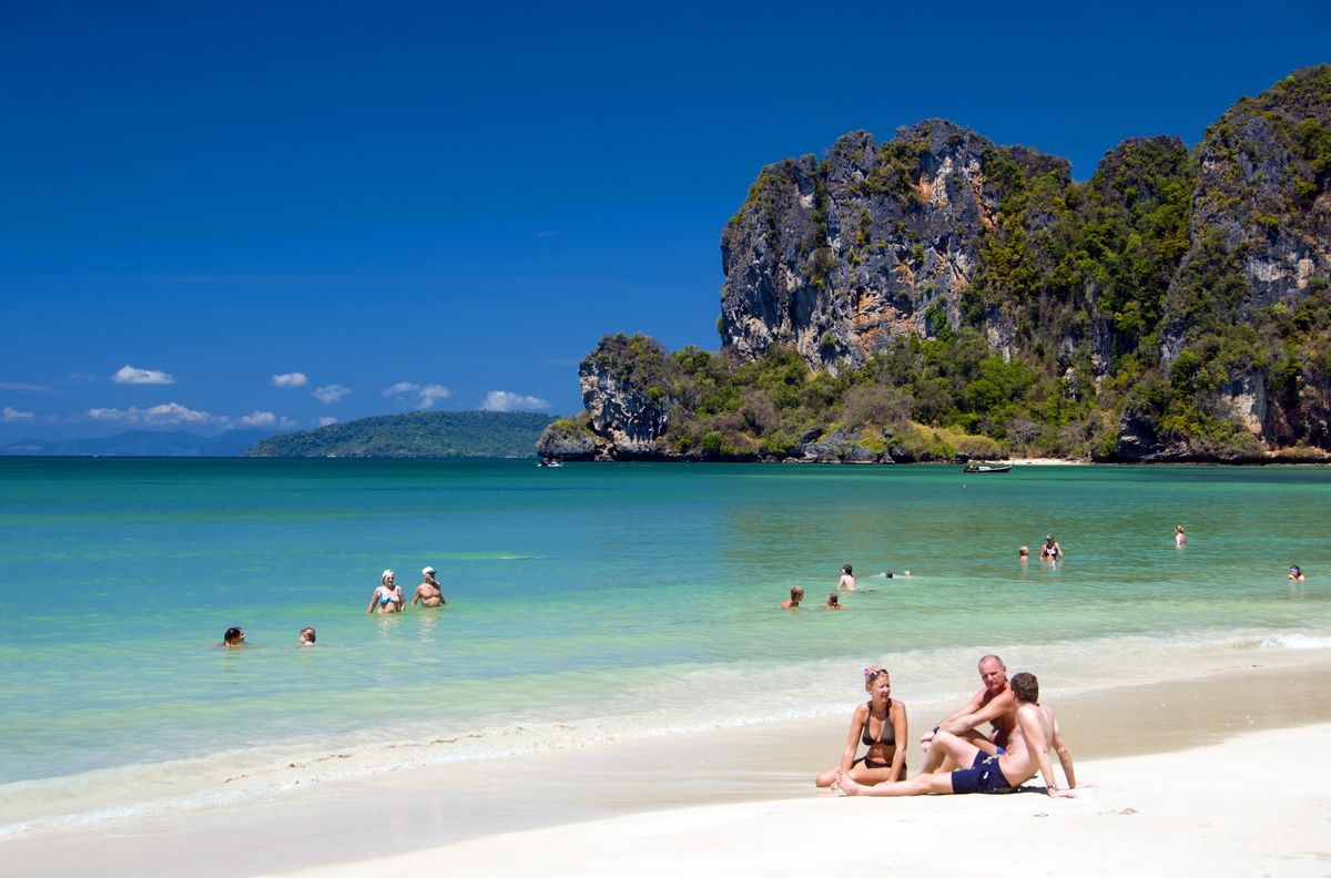 Turyści na plaży Railay w Tajlandii 