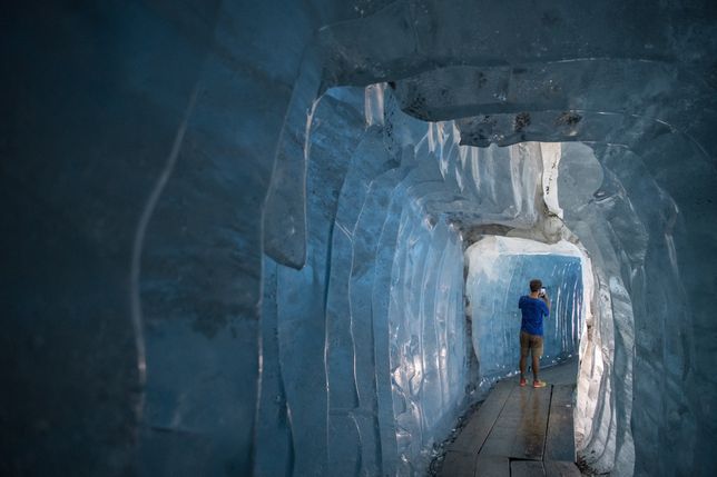 Rhone Glacier covered in blankets
epa10068751 People visit the Ice Cave at the Rhone Glacier covered in blankets above Gletsch near the Furkapass in Switzerland, 13 July 2022. The Alps oldest glacier is protected by special white blankets to prevent it from melting.  EPA/URS FLUEELER 
Dostawca: PAP/EPA.
URS FLUEELER