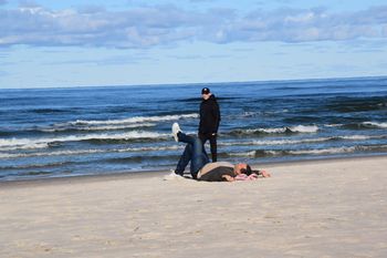 Łeba: Plaża pełna spacerowiczów! Tak wygląda październikowy "chill" nad Bałtykiem. Słońce, plaża i pełny luz!