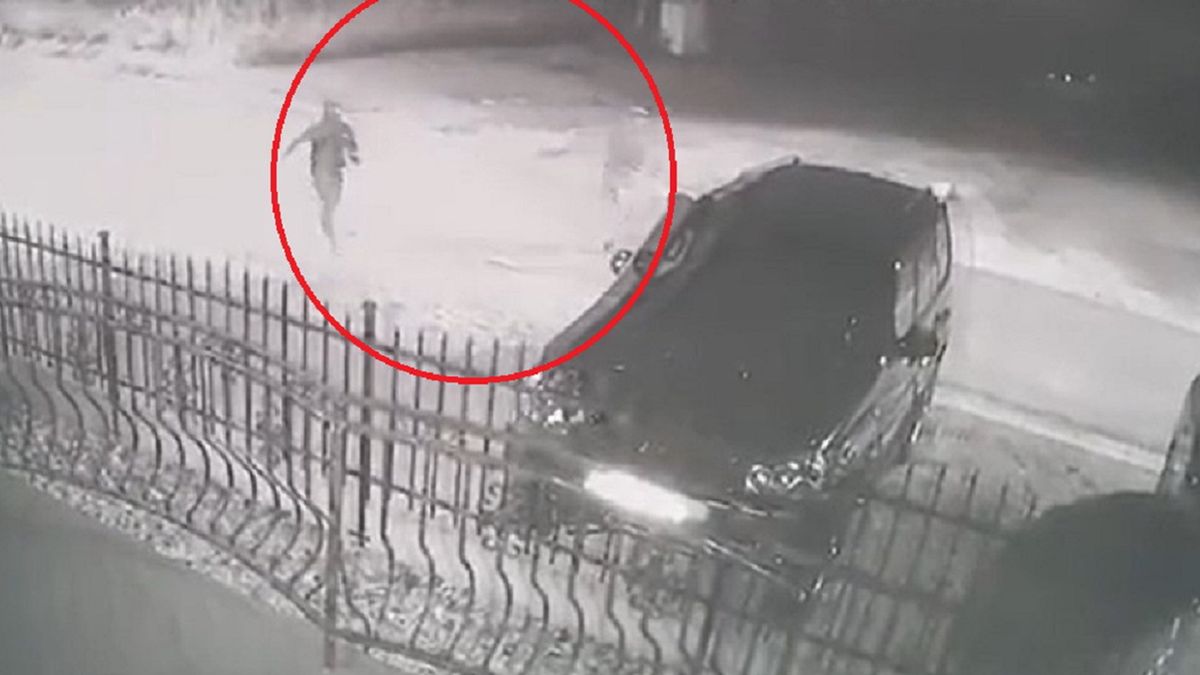 Wandale niszczą samochody. 