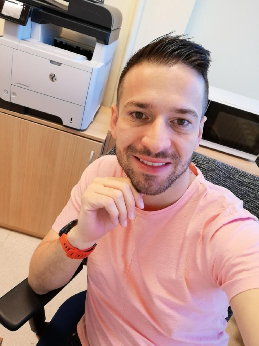 Tomek pracuje jako grafik komputerowy