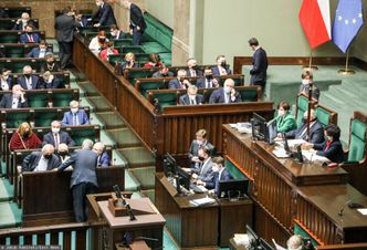 Praca zdalna. Posłowie za dalszymi pracami w Sejmie. Jeden klub był przeciw