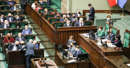 Praca zdalna. Posłowie za dalszymi pracami w Sejmie. Jeden klub był przeciw