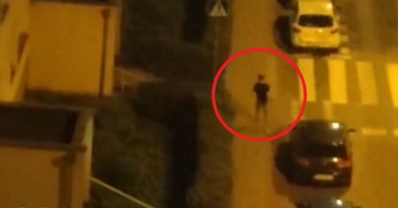 Demolował stojące samochody. Ludzie nie pozwolili mu uciec przed policją