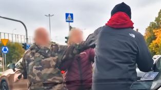 Rzucił się na kobietę. Agresor z Porsche poszukiwany. Ruch prokuratury