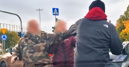 Rzucił się na kobietę. Agresor z Porsche poszukiwany. Ruch prokuratury
