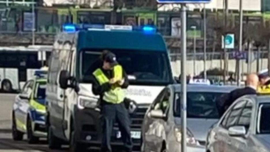 Policja kontroluje kierowców Ubera i taksówek.