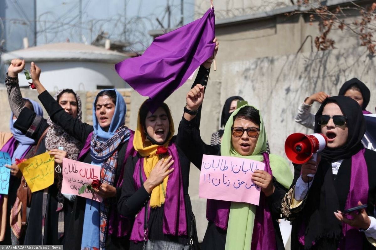 Protest kobiet w Kabulu. Mimo obaw o swoje życie, odważne Afganki wychodzą na ulicę i demonstrują, domagając się przestrzegania praw człowieka przez talibów