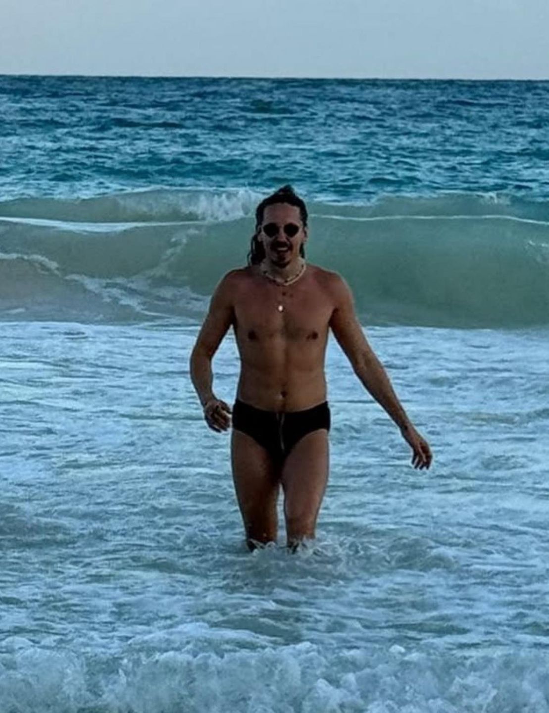 Michał Szpak odsłania klatę na kolejnych wakacjach