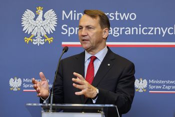 Białoruś ostrzega Polskę przed zamachem. Sikorski komentuje