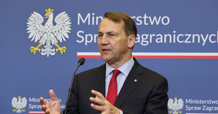 Białoruś ostrzega Polskę przed zamachem. Sikorski komentuje