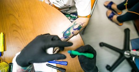 Akcja "Dziarą w raka" w Lublinie. Wytatuowali chore dzieci na oddziale onkologii
