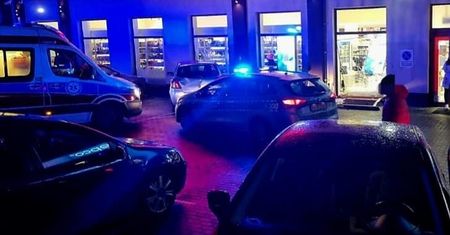 O włos od tragedii. Samochód przyparł 5-latkę do muru