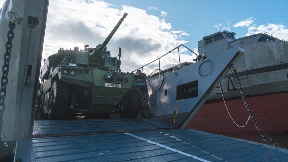 Jaguar EBRC desantowany z okrętu w porcie w Tulonie