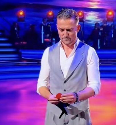 Marcin Rogacewicz z pierścionkiem zaręczynowym w "TzG"