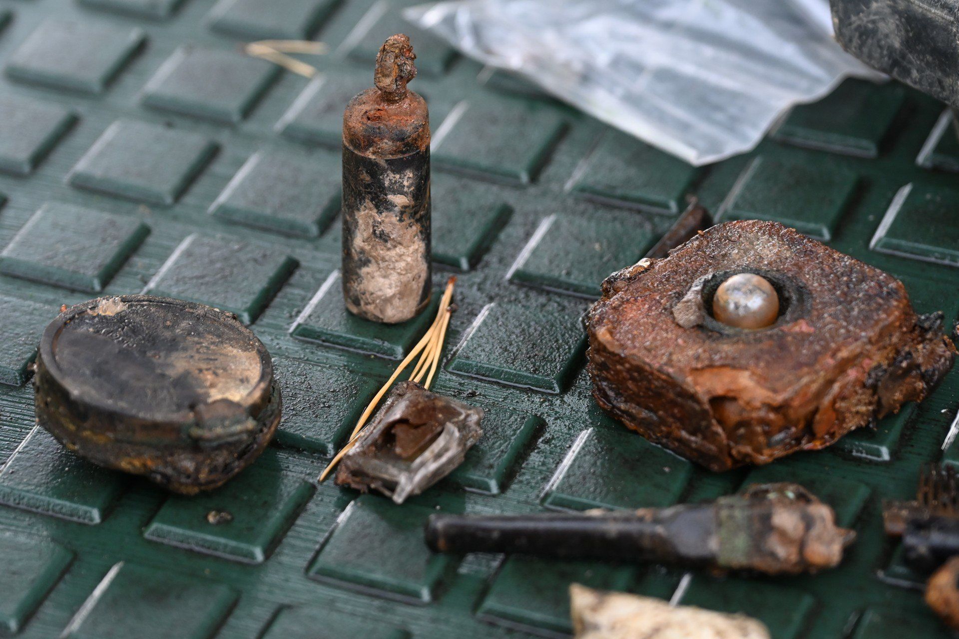 Archeolodzy z pracowni POMOST prowadzą wykopaliska powojennych mogił na terenie cmentarza komunalnego w Tomkowicach.