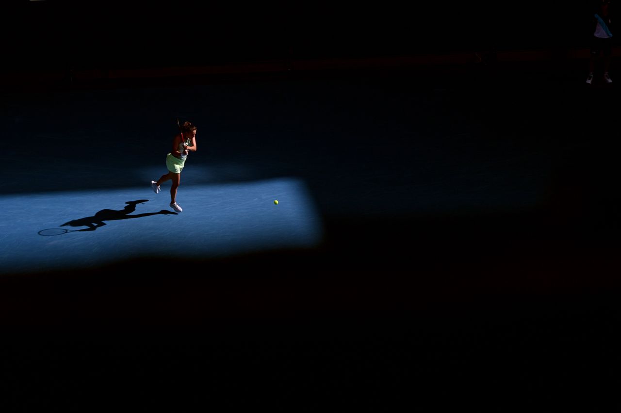 Daria Kasatkina of Russia in action during her second round match against Sloane Stephens of the USA on Day 5 of the 2024 Australian Open at Melbourne Park in Melbourne, Australia, 18 January 2024. EPA/JOEL CARRETT AUSTRALIA AND NEW ZEALAND OUT Dostawca: PAP/EPA.