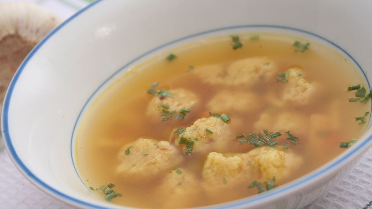 Niemiecki rosół z klopsikami