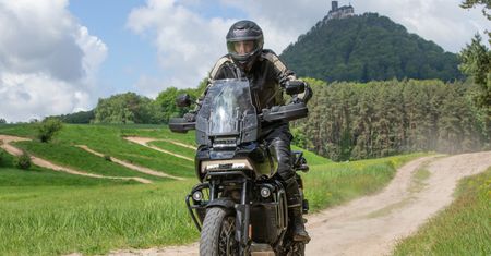 Harley-Davidson Pan America dołącza do gry. Sprawdzamy, jak mocne ma karty