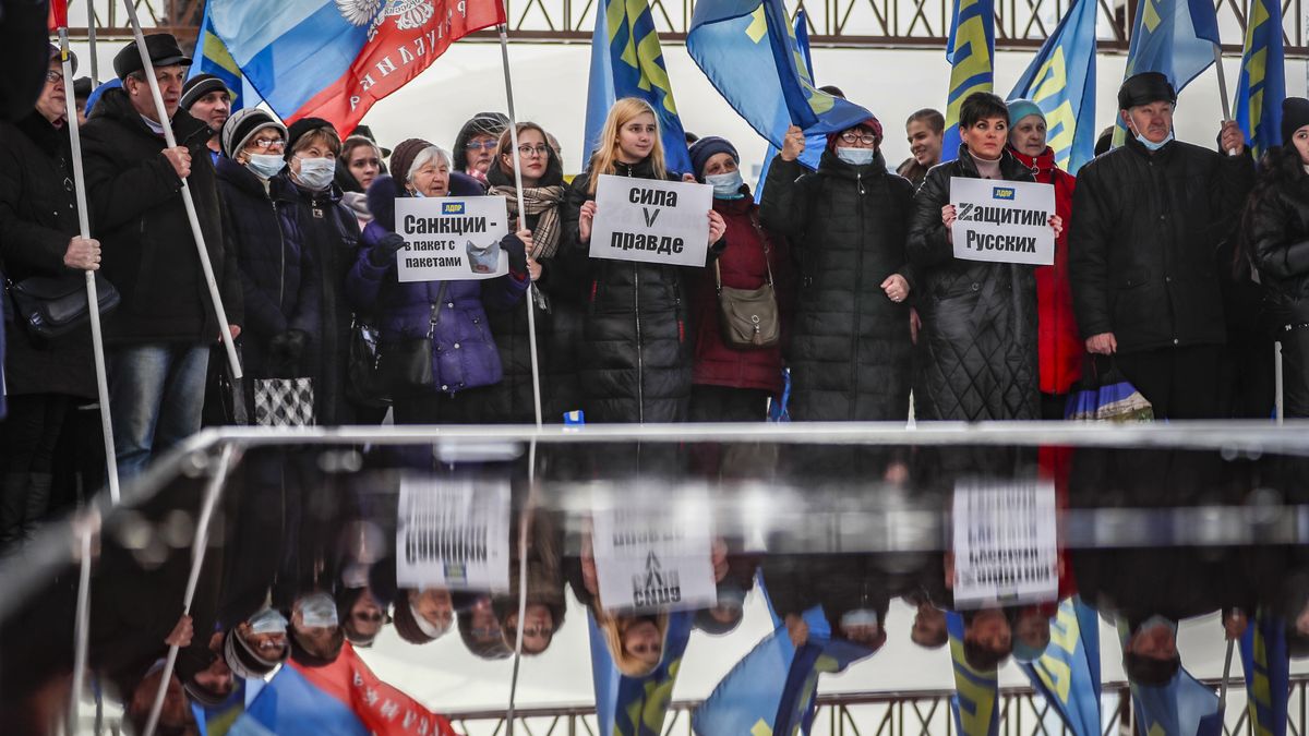 Na zdjęciu mieszkańcy Rosji w trakcie wiecu popierającego inwazję na Ukrainę