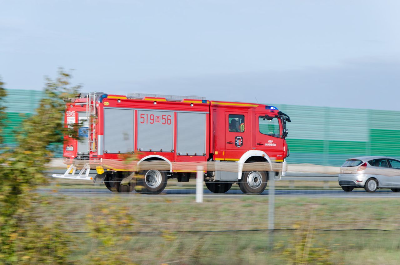 Czy można wyprzedzić wóz strażacki jadący na sygnale?