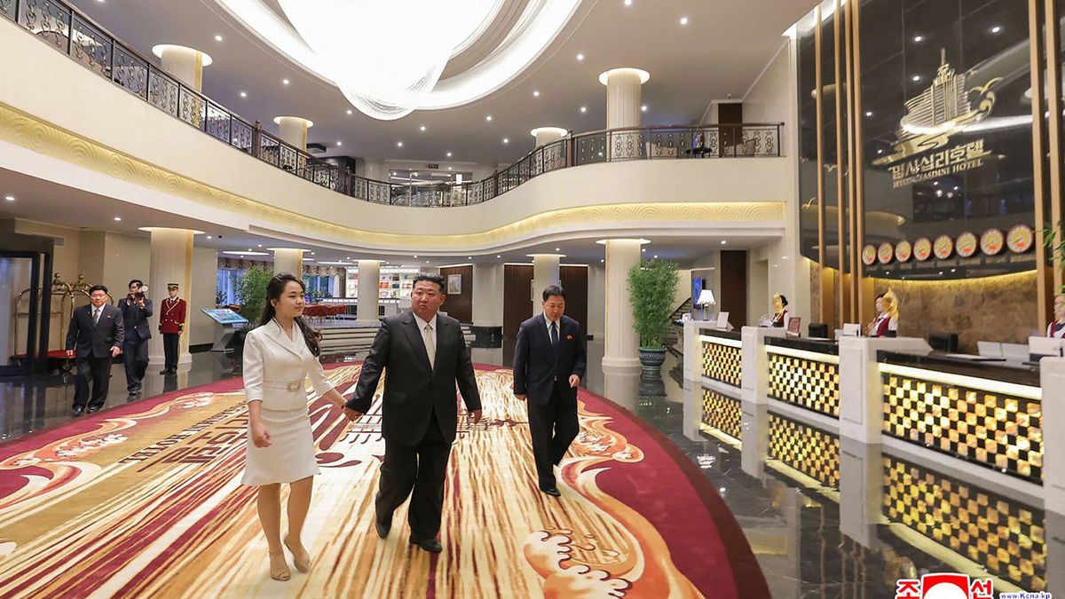 Kim Dzong Un z c�rk? odwiedzili nadmorski obszar turystyczny Wonsan Kalma
This picture taken on June 24, 2025 and released by North Korea's official Korean Central News Agency (KCNA) on June 26, 2025 shows North Korean leader Kim Jong Un (C) and his daughter Kim Ju Ae (L) visiting the Wonsan Kalma coastal tourist area in Kangwon Province, North Korea. (Photo by KCNA VIA KNS / AFP) / South Korea OUT / ---EDITORS NOTE--- RESTRICTED TO EDITORIAL USE - MANDATORY CREDIT "AFP PHOTO/KCNA VIA KNS" - NO MARKETING NO ADVERTISING CAMPAIGNS - DISTRIBUTED AS A SERVICE TO CLIENTS
THIS PICTURE WAS MADE AVAILABLE BY A THIRD PARTY. AFP CAN NOT INDEPENDENTLY VERIFY THE AUTHENTICITY, LOCATION, DATE AND CONTENT OF THIS IMAGE. /
STR