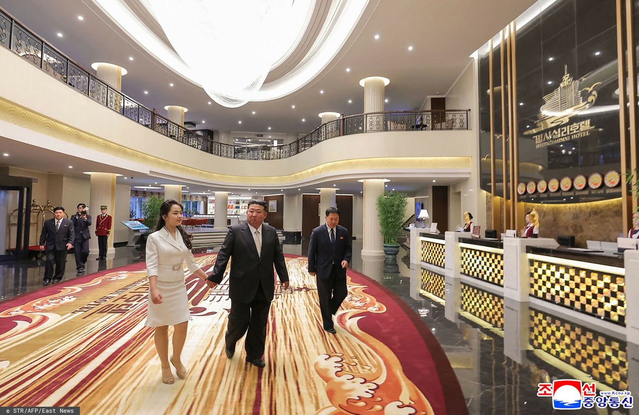 Kim Dzong Un wraz z żoną otworzył kurort. Uwagę zwróciła torebka