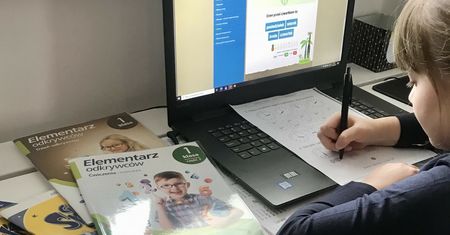 Rodzice narzekają na kwarantannę w szkołach. "Co wieczór sprawdzam, czy nie mamy nowej wiadomości od dyrekcji"