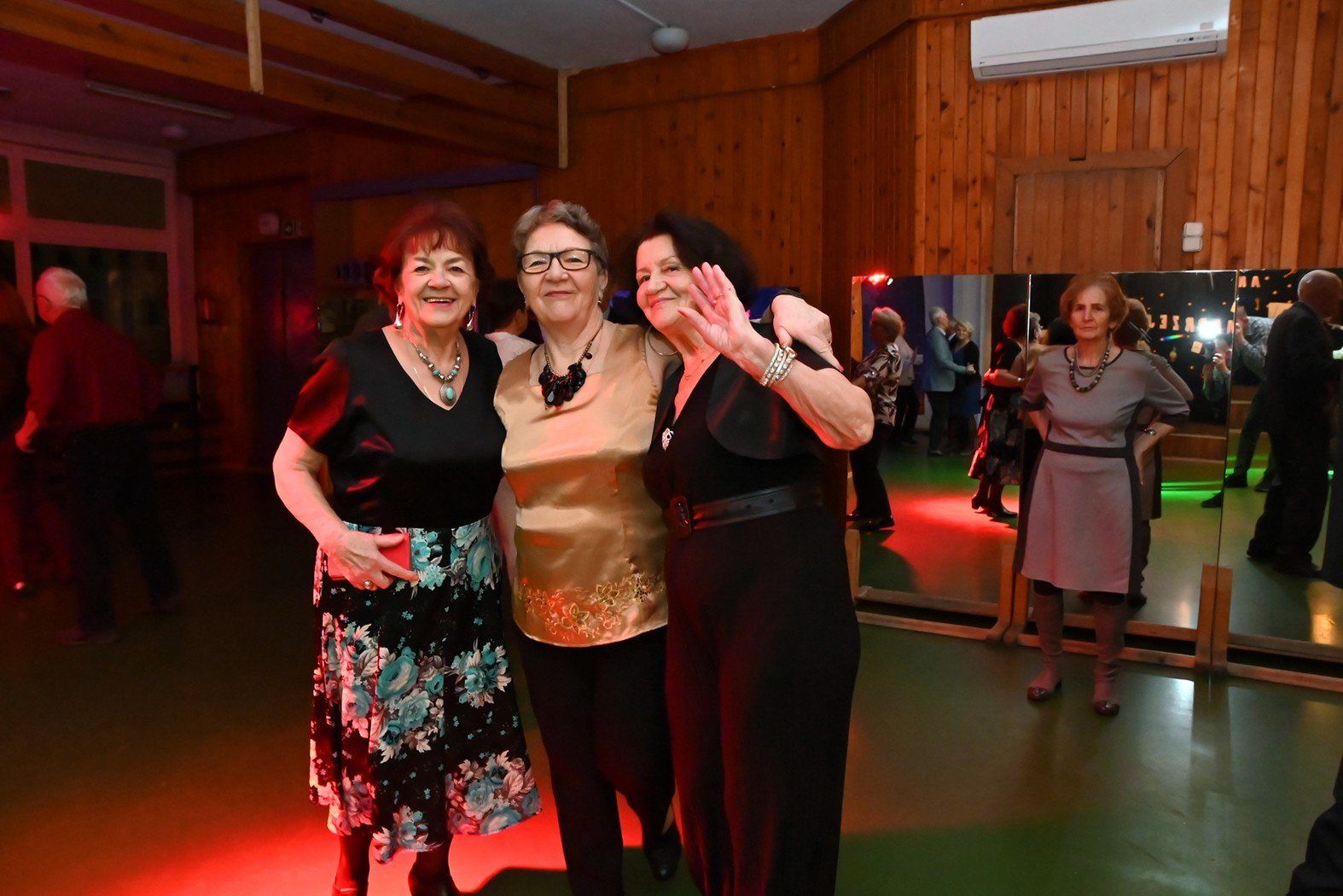 W godzinach popołudniowych do zabawy dołączyli seniorzy, którzy doskonale się bwaili.