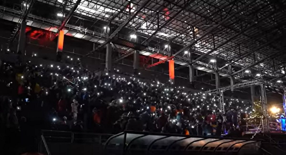 Niecodzienne sceny na polskim stadionie. Nagle zgasło światło i to nie była awaria