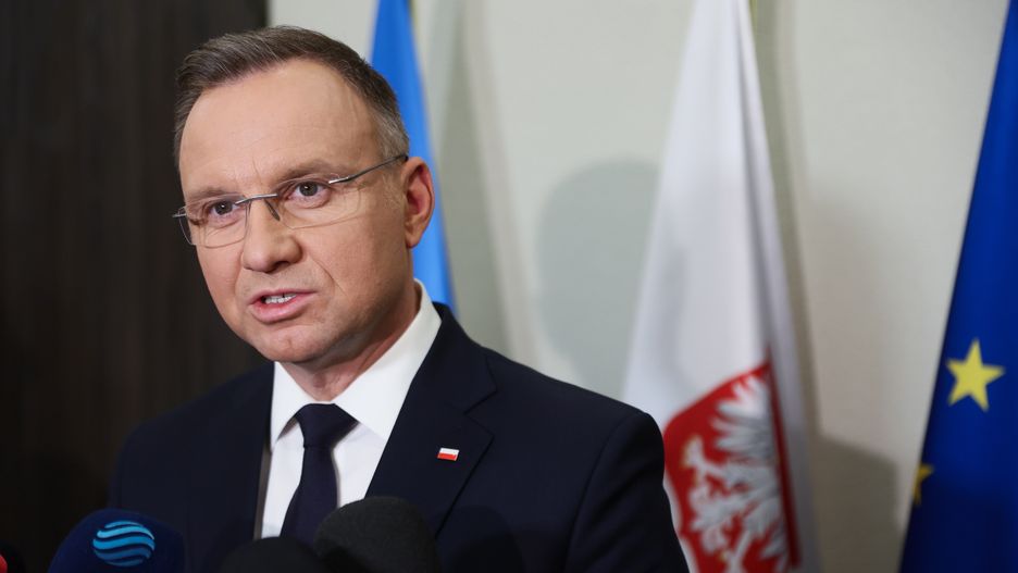 Genewa, Szwajcaria, 12.12.2023. Prezydent RP Andrzej Duda podczas wypowiedzi dla mediów, 12 bm. w Genewie. Trwa Spotkanie Wysokiego Szczebla z okazji 75. rocznicy uchwalenia Powszechnej Deklaracji Praw Człowieka. Polska para prezydencka przebywa z oficjalną wizytą w Szwajcarii. (sko) PAP/Leszek Szymański