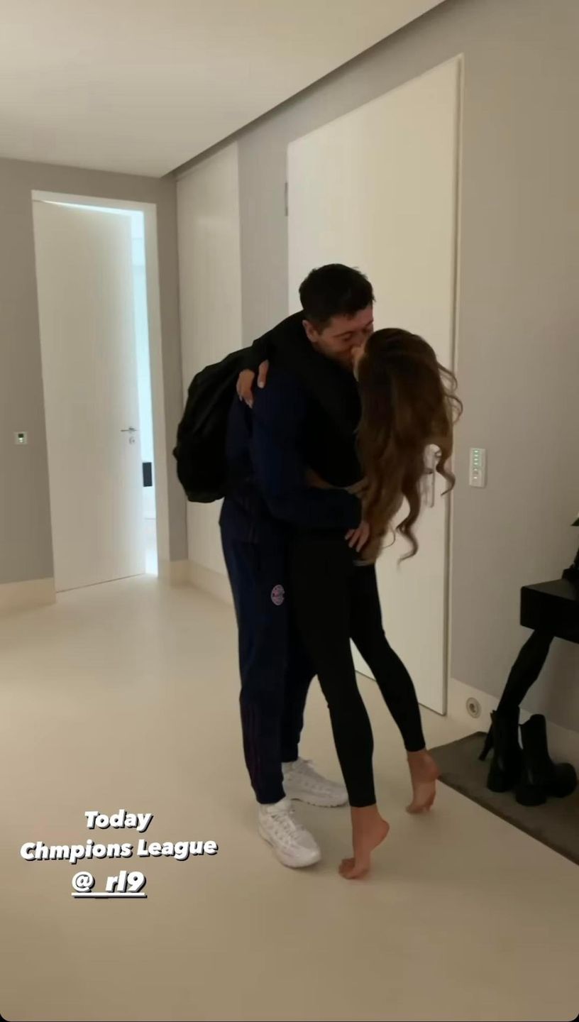 Anna Lewandowska całuje Roberta Lewandowskiego