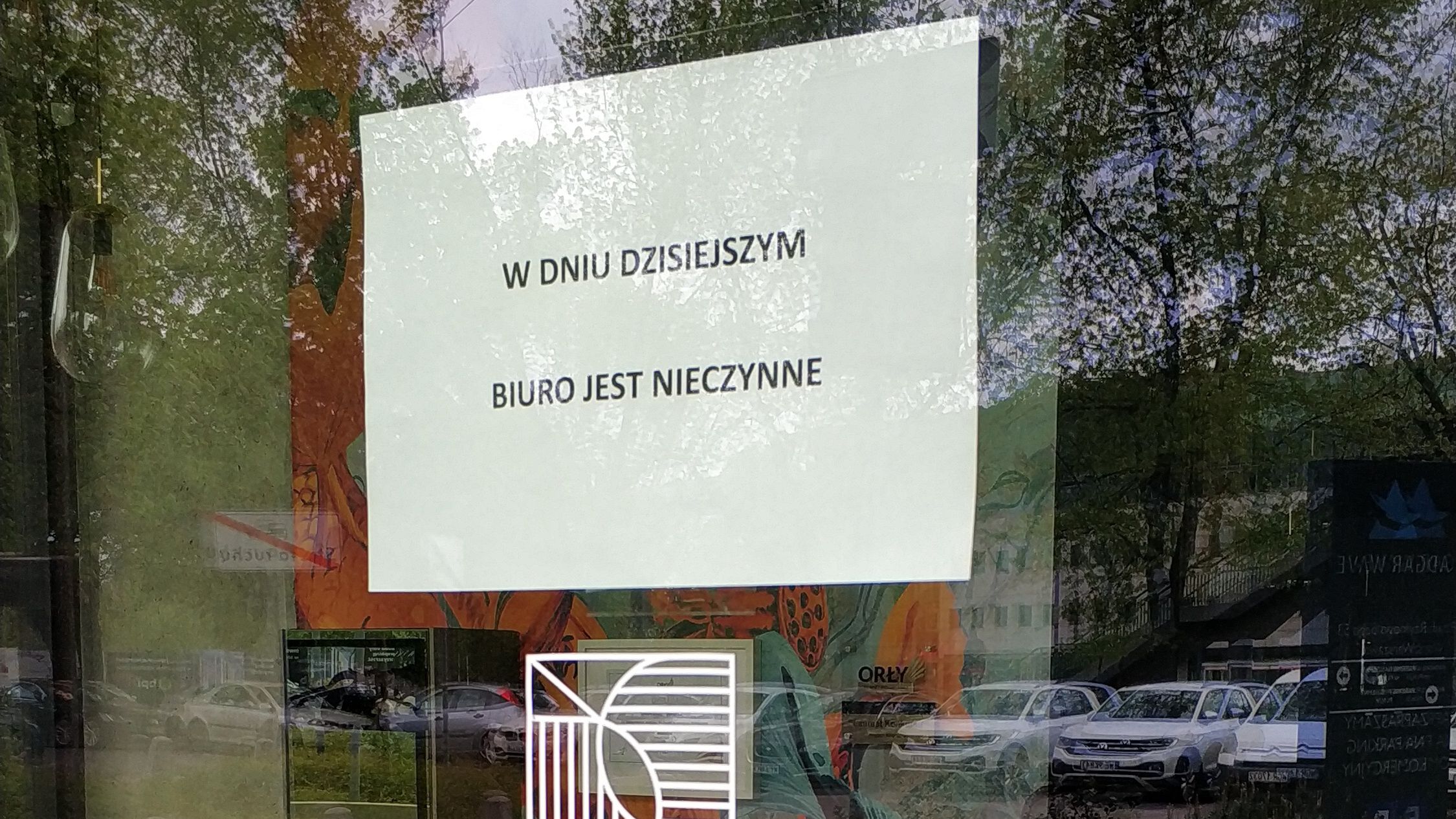 Kartka na drzwiach biura