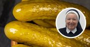 Siostra Anastazja ma doskonały przepis na kiszone ogórki. Wychodzą jędrne i chrupiące