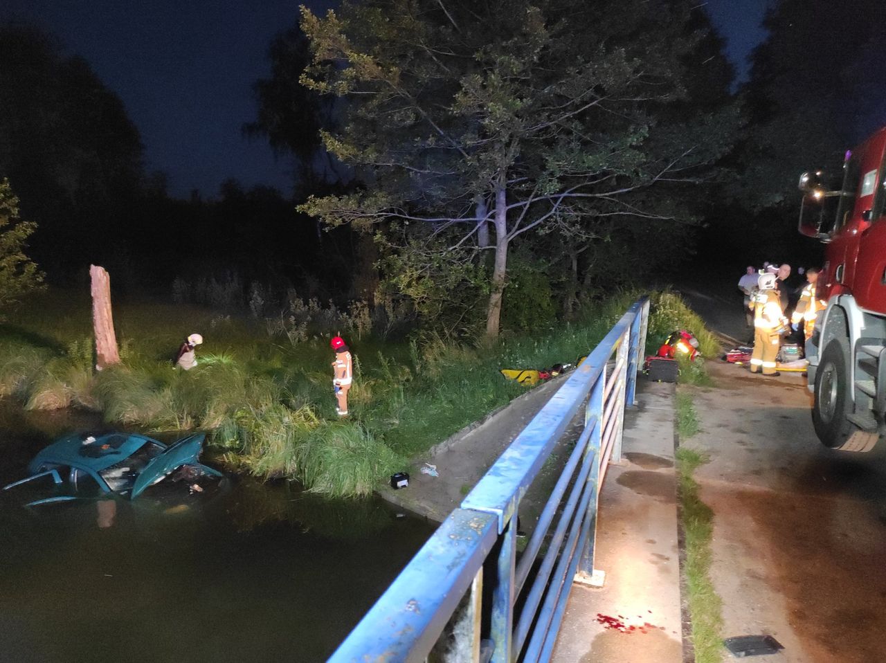 Koszmarny wypadek pod Szczytnem. Auto wpadło do rzeki, zginęły trzy osoby