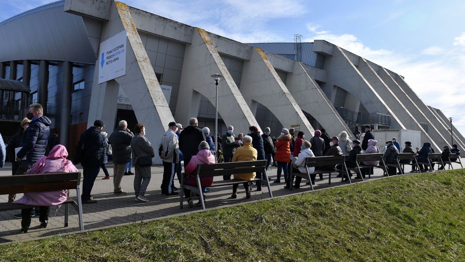 Szczecin, 29.03.2021. Koronawirus w Polsce. Kolejka do punktu szczepień na Netto Arenie w Szczecinie, 29 bm. (mr) PAP/Marcin Bielecki